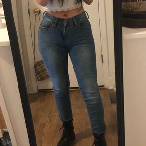 Guess “curvy mid-rise” skinny jeans, beyla fit